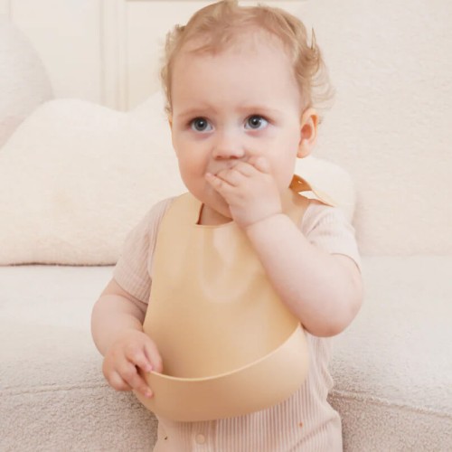 Śliniak silikonowy z kieszonką 3D Light Brown Mombella