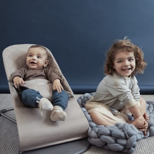 Leżaczek Bliss piaskowy szary+zabawka BabyBjorn
