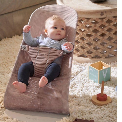 Leżaczek Bliss Mesh ciemny róż BabyBjorn