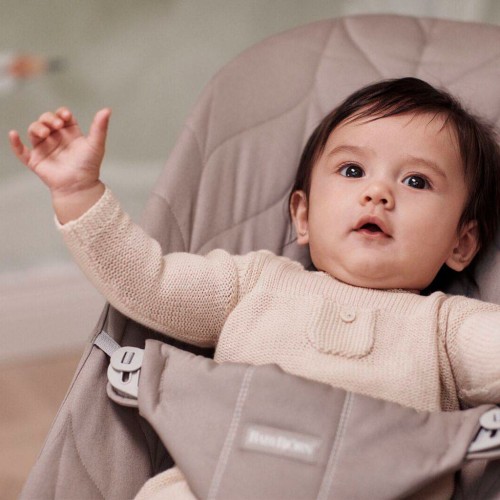Leżaczek Bliss Cotton Petal Quilt piaskowy szary BabyBjorn