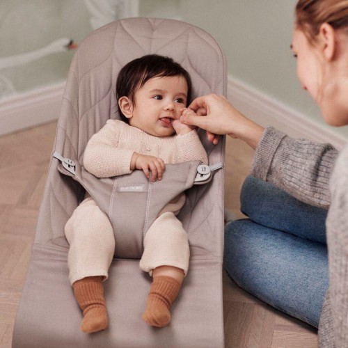 Leżaczek Bliss Cotton Petal Quilt piaskowy szary BabyBjorn