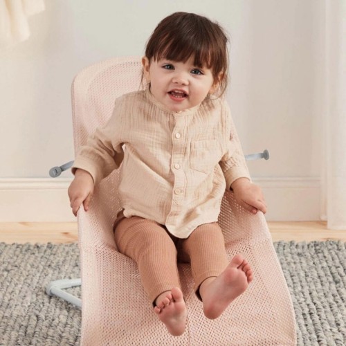 Leżaczek Balance Soft Mesh różowo biały BabyBjorn