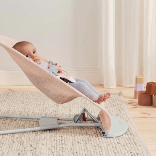 Leżaczek Balance Soft Mesh różowo biały BabyBjorn