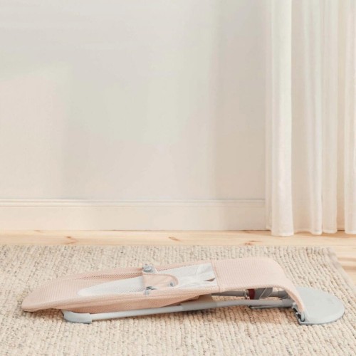 Leżaczek Balance Soft Mesh różowo biały BabyBjorn