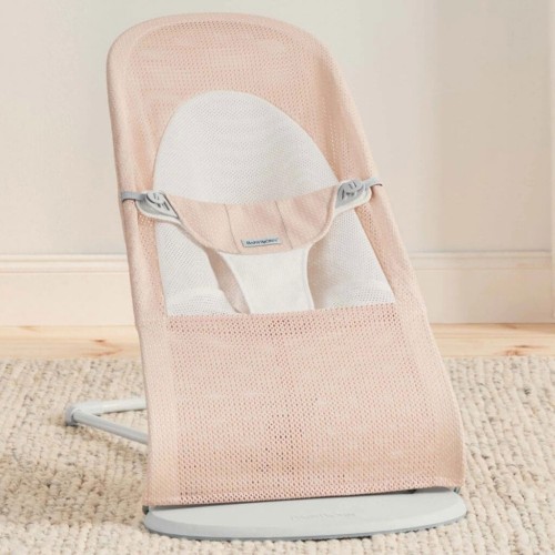 Leżaczek Balance Soft Mesh różowo biały BabyBjorn