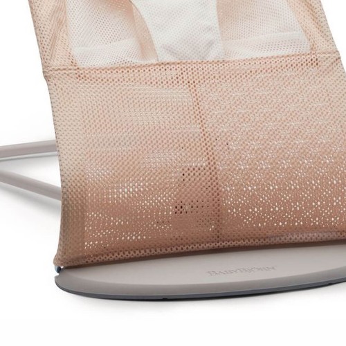 Leżaczek Balance Soft Mesh różowo biały BabyBjorn