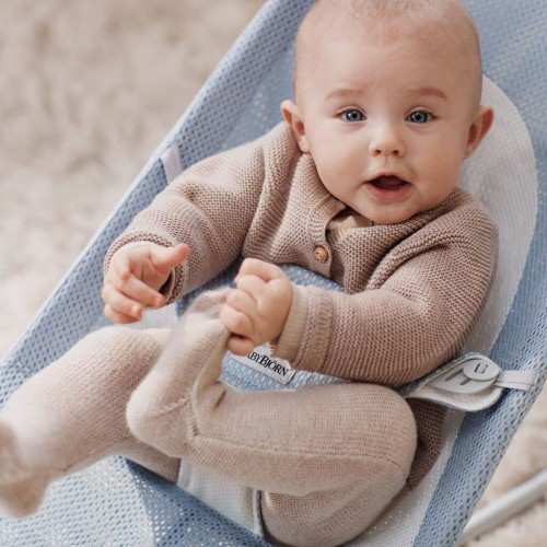 Leżaczek Balance Soft Mesh niebiesko biały BabyBjorn