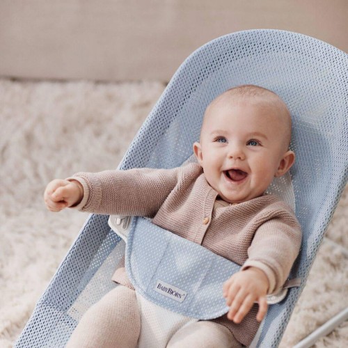 Leżaczek Balance Soft Mesh niebiesko biały BabyBjorn