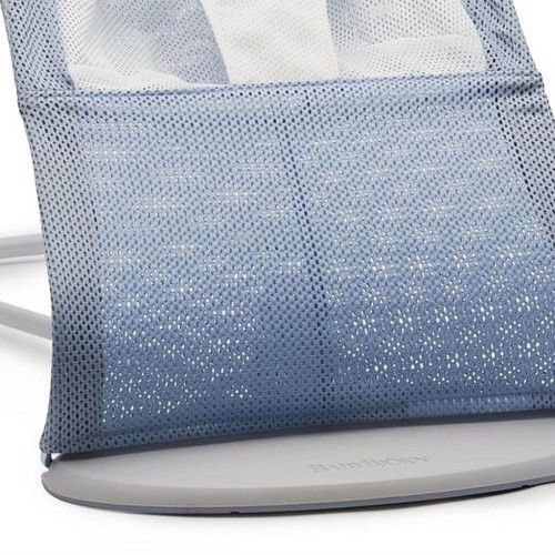 Leżaczek Balance Soft Mesh niebiesko biały BabyBjorn