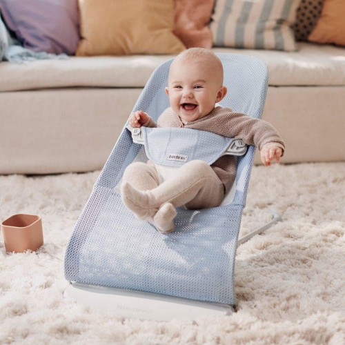 Leżaczek Balance Soft Mesh niebiesko biały BabyBjorn
