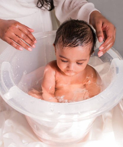 Wiaderko do kąpieli niemowląt bezbarwne Tummy Tub