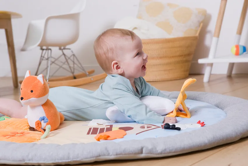 duża mata dla niemowlaka