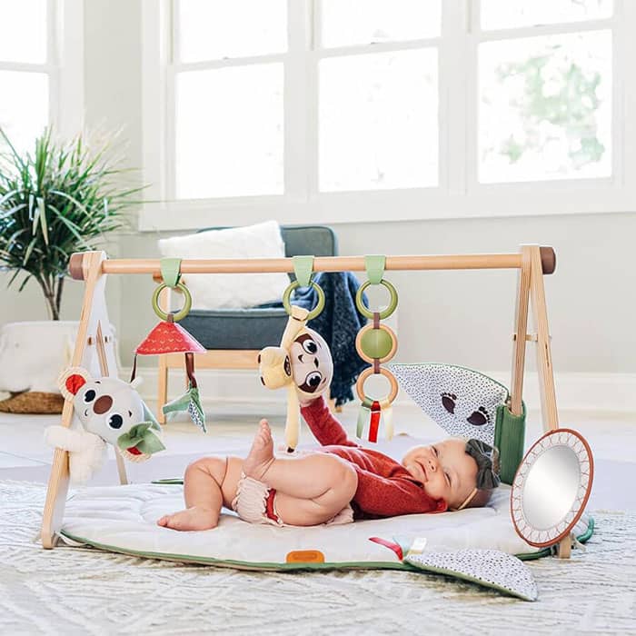 Mata do zabawy Boho Chic z drewnianym stojakiem Tiny Love