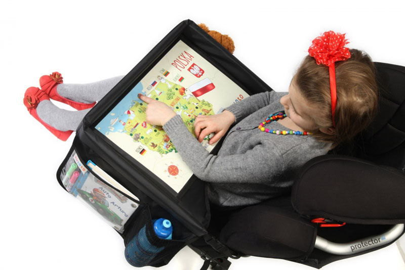 Mały podróżnik w samochodzie